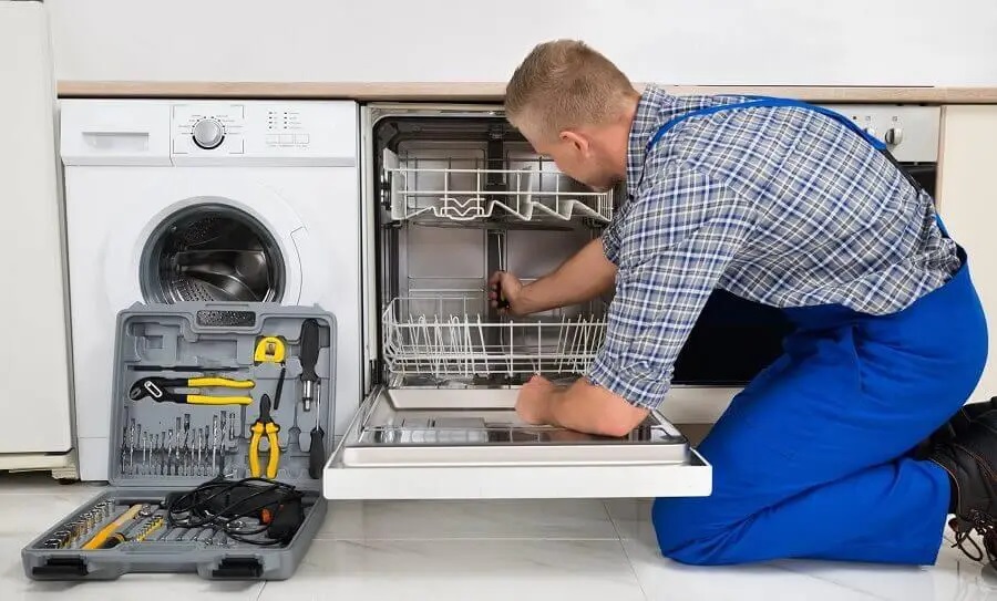 Narlıdere Viessmann servisi teknisyen ekibi beyaz eşya tamiri yaparken